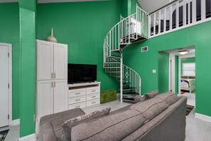 Fernseher, Bücher, Stereoanlage