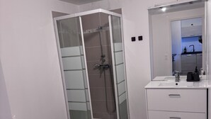 Dusj, hårføner, håndklær og såpe