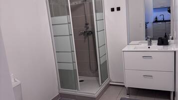 Douche, sĂšche-cheveux, serviettes fournies, savon