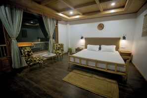 Habitación individual superior, balcón, vista al río | Escritorio, tabla de planchar con plancha y wifi gratis