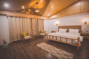 Royal Room, Balcony, River View | Premium bedding, iron/ironing board, free WiFi, bed sheets - NinYanWays Boutique Stay (Manali)