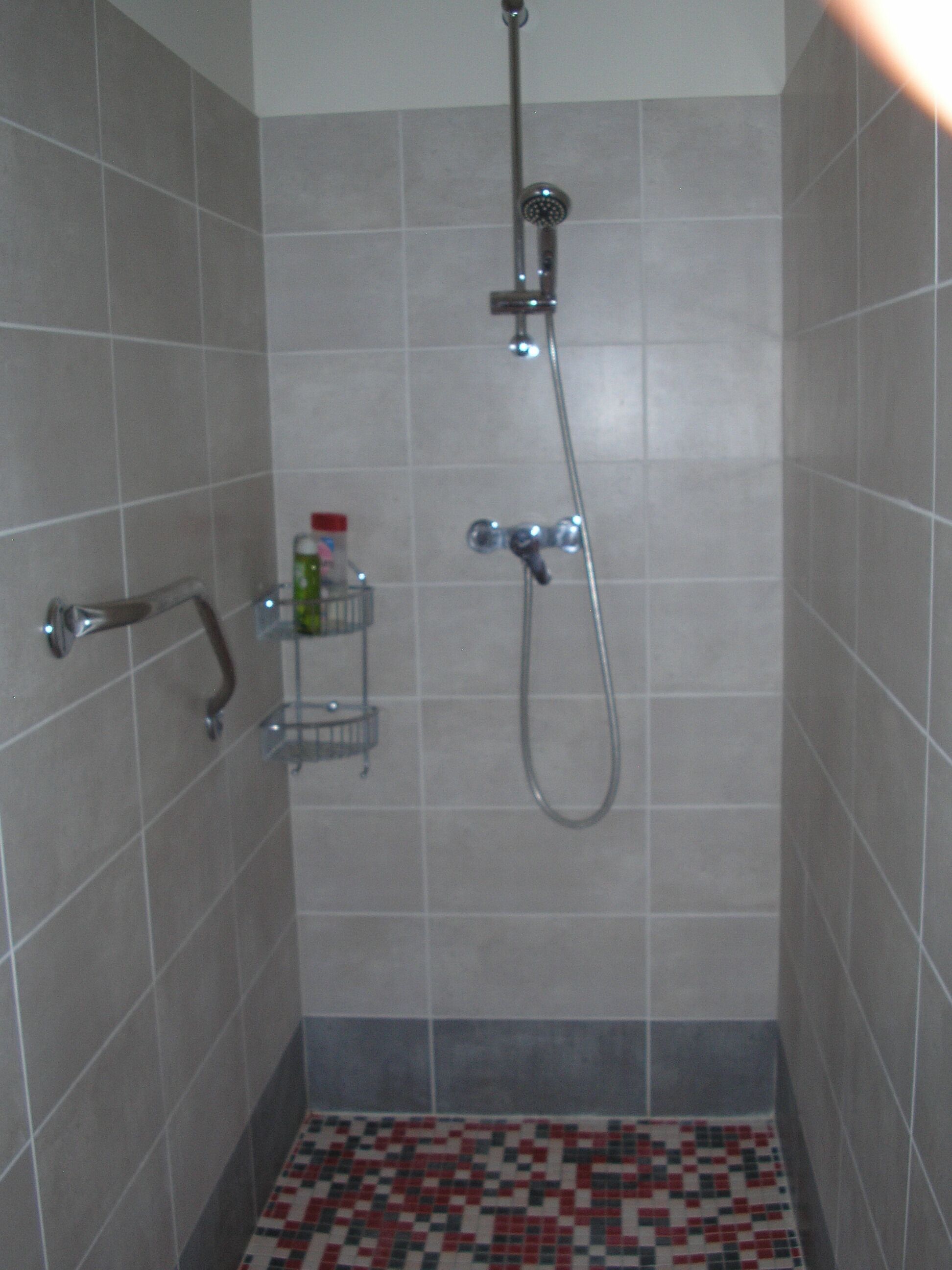 Douche, sèche-cheveux, serviettes fournies, savon