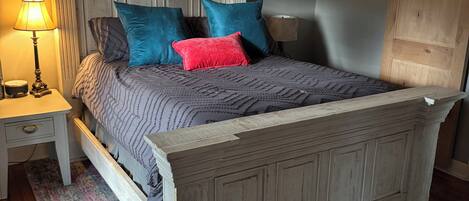 3 عدّة غرف نوم وخزنة داخل الغرفة وواي فاي وملاءات أسرّة