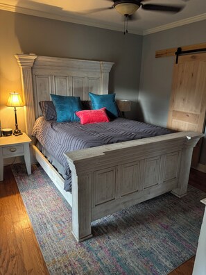 3 bedrooms, in-room safe, WiFi, bed sheets