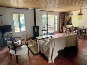 Télévision, cheminée