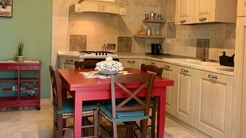 Kjøleskap, ovn, kokeplater og oppvaskmaskin