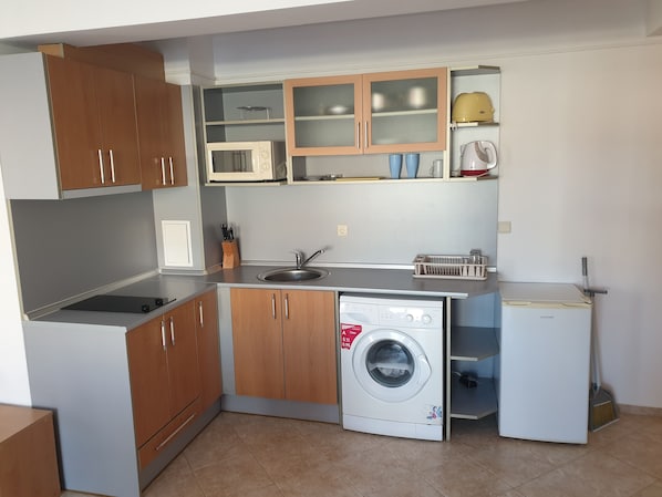 Fridge, microwave, stovetop, electric kettle