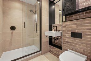Dusche, Haartrockner, Handtücher, Seife