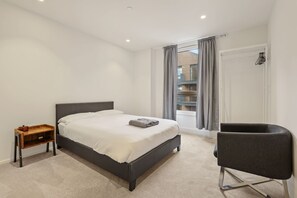 2 bedrooms, iron/ironing board, WiFi, bed sheets - Excel Riverside 2 Bed (London)