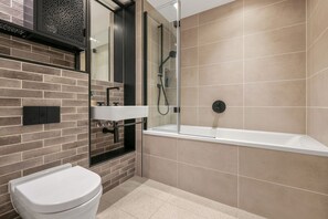 Shower, hair dryer, towels, soap - Excel Riverside 2 Bed (London)