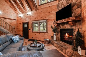 Een televisie en een open haard