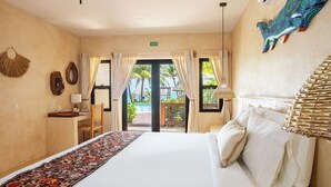 Ein Hotelzimmer mit einem großen Bett, Blick ins Freie, einem Schreibtisch mit Lampe und einem Wanddekor.