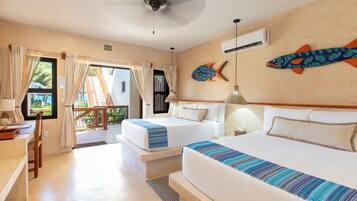 2 habitaciones, escritorio y tabla de planchar con plancha