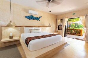 2 quartos, escrivaninha, ferros/tábuas de passar roupa, berço de viagem