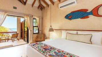 1 habitación, escritorio, tabla de planchar con plancha y cuna de viaje