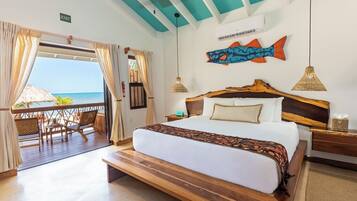 1 habitación, escritorio, tabla de planchar con plancha y cuna de viaje