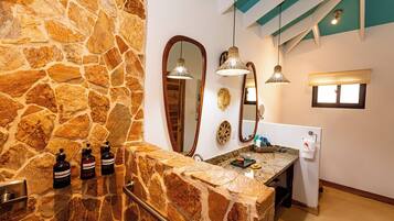 Dusche, Haartrockner, Handtücher