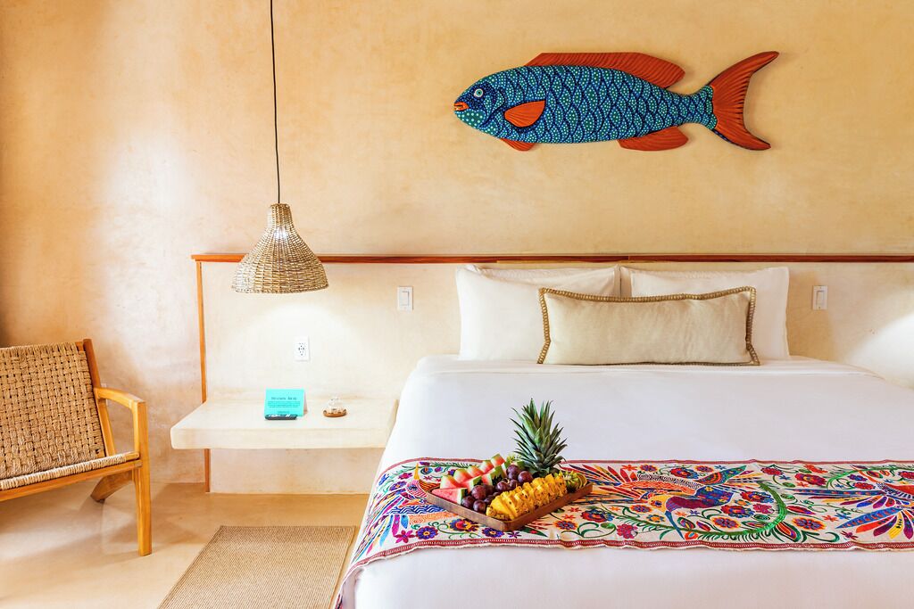 1 habitación, escritorio, tabla de planchar con plancha y cuna de viaje 