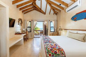 1 dormitori, escriptori i planxa i posts de planxar 