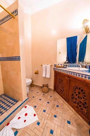 Standard-Doppelzimmer | Badezimmer | Dusche, Handtücher, Seife, Shampoo