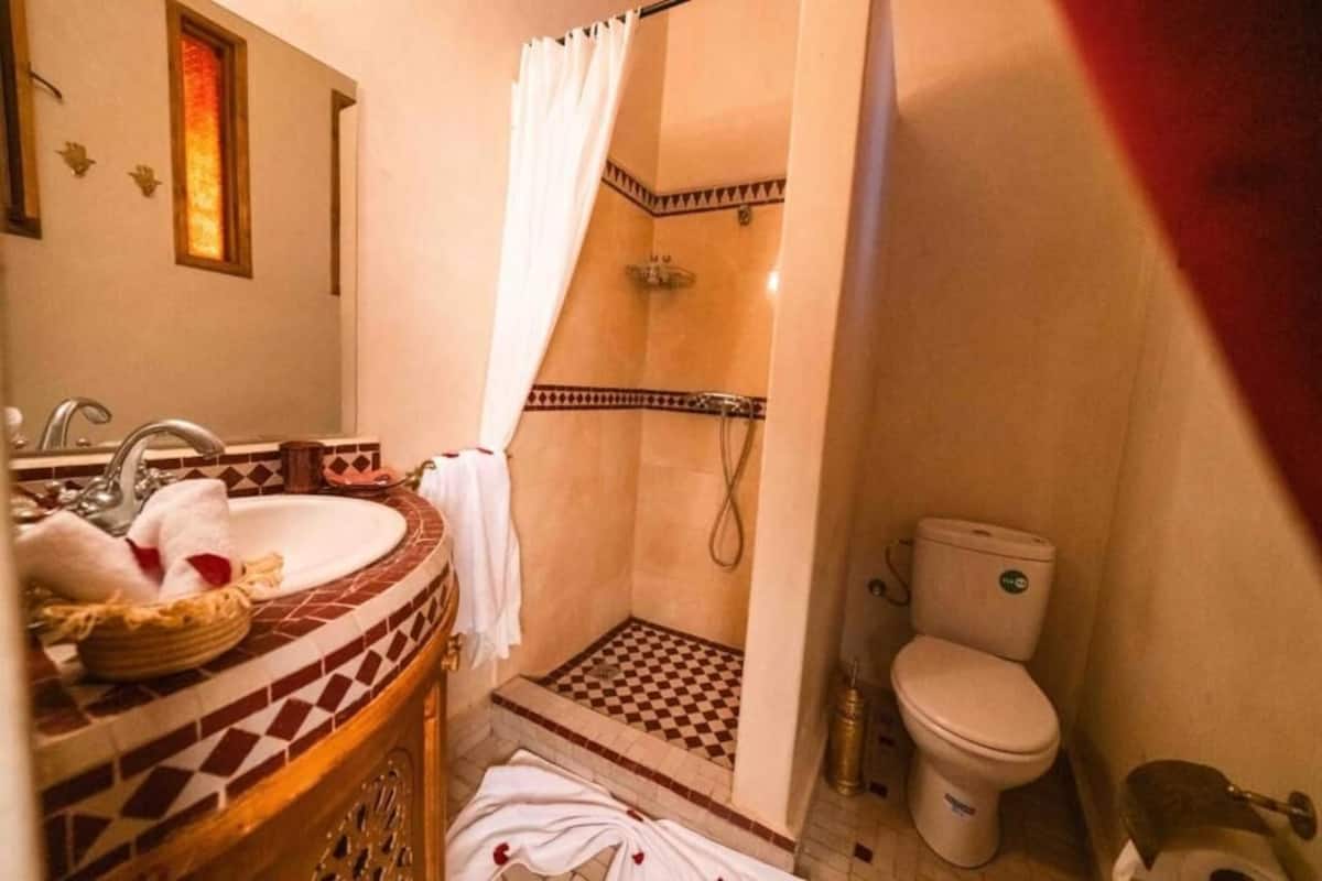 Superior Double Room | Bathroom | Shower, towels, soap, shampoo