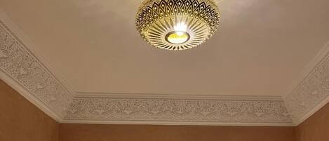 Caja de seguridad en la habitación y tabla de planchar con plancha