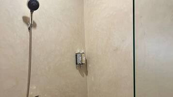 Ducha, secador de pelo, toallas y jabón