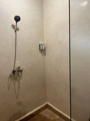 Ducha, secador de pelo, toallas, jabón