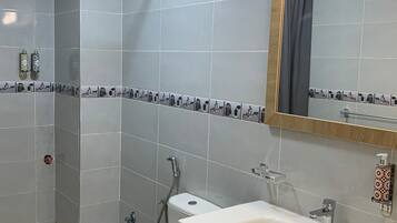 Zuhanyzó, törölközők, szappan és sampon