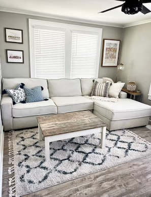 TV - Palmetto Cottage (North Charleston)