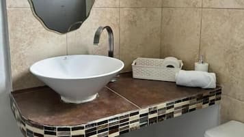 免費梳洗用品、提供毛巾、番梘、洗頭水