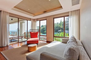 Condo, 3 Bedrooms, Accessible | Living room