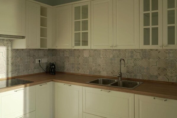 Microonde, forno, piano cottura, lavastoviglie