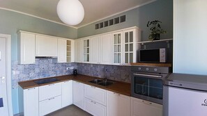 Microonde, forno, piano cottura, lavastoviglie