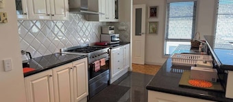 Charming Bay-View Stay near Geelong Ring Road