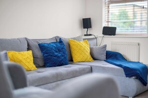 Una televisión, una oficina