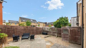 A backyard with patio furniture, a wooden fence, and a shed. - Drakeway House, Reading (Berkshire)