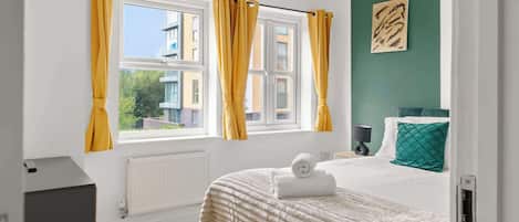 مكواة/لوح كي وسرير سفر وواي فاي وملاءات أسرّة