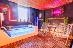 Indoor spa tub