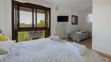 2 bedrooms, iron/ironing board, bed sheets