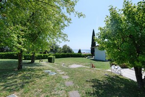 Property grounds - Holiday Home 'Le Paolette' with Lake View, Shared Pool and Private Terrace (Padenghe Sul Garda)
