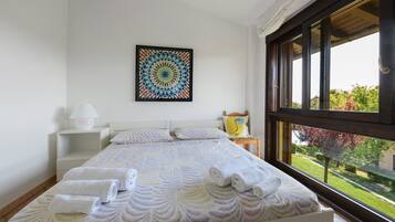 2 bedrooms, iron/ironing board, bed sheets