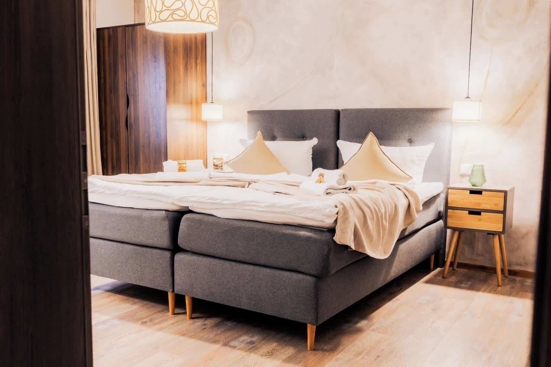 12 Schlafzimmer, Schreibtisch, WLAN, Bettwäsche