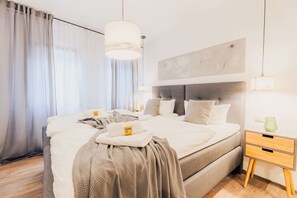 11 bedrooms, desk, WiFi, bed sheets