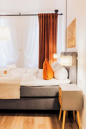 11 bedrooms, desk, WiFi, bed sheets