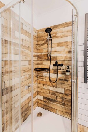 Shower, hair dryer, towels