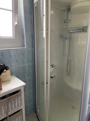 Ducha, secador de pelo y papel higiénico