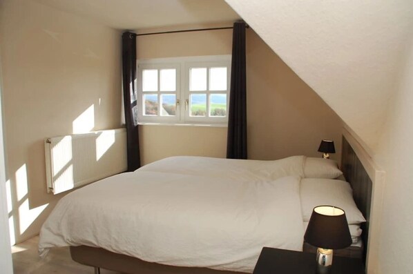 8 bedrooms, WiFi, bed sheets