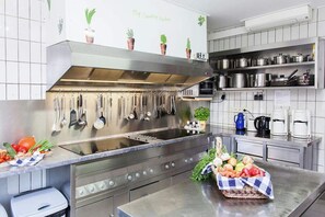 Frigorífic, microones, forn i placa de cuina 