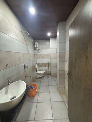 Habitación cuádruple familiar | Baño | Regadera, toallas, jabón, shampoo 